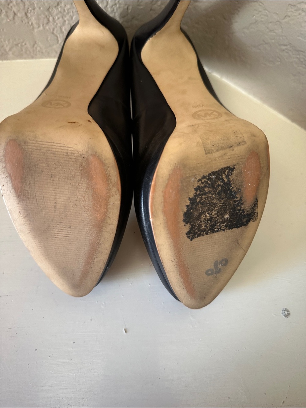 Michael Kors Black Leather Stiletto Pumps with Gold MK on Heel SZ 9.5 - Picture 9 of 10